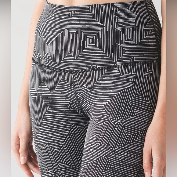 Lululemon Geometric Patterned Leggings Black and White Size 4 - Picture 4 of 10